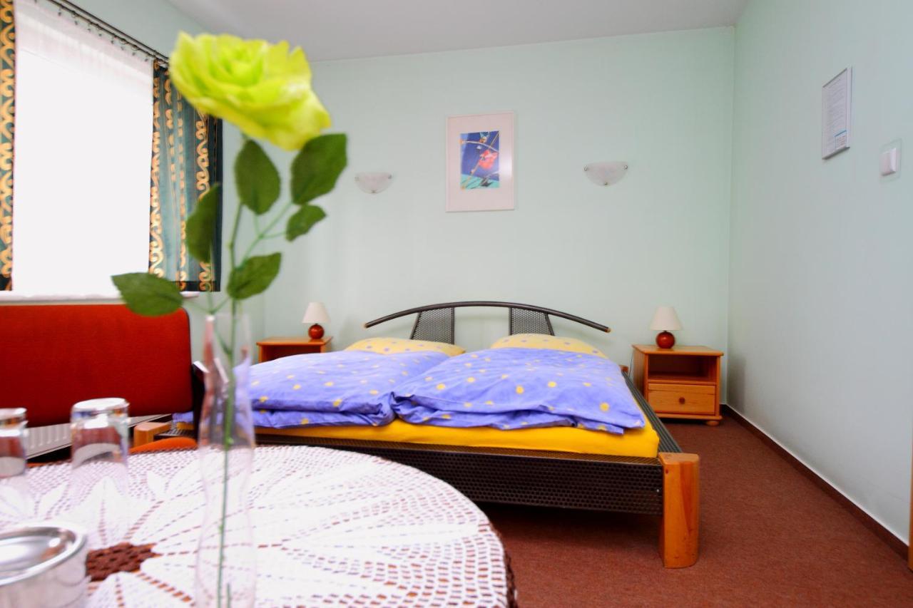 Restaurant & Hostel "Broadway" Kliniska Экстерьер фото