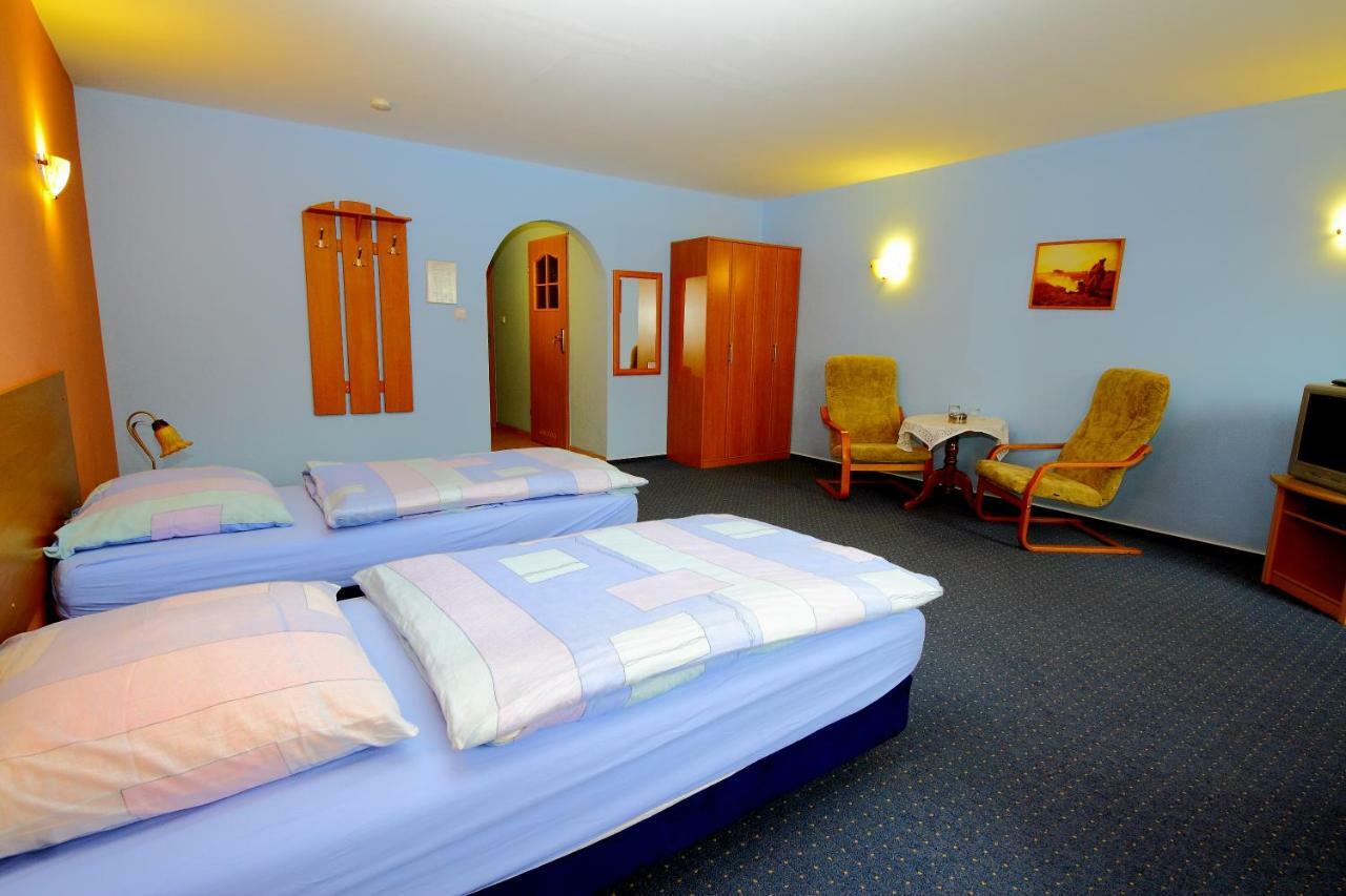 Restaurant & Hostel "Broadway" Kliniska Экстерьер фото