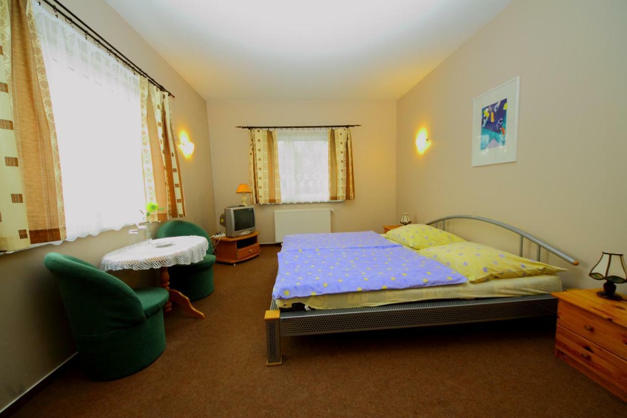 Restaurant & Hostel "Broadway" Kliniska Экстерьер фото