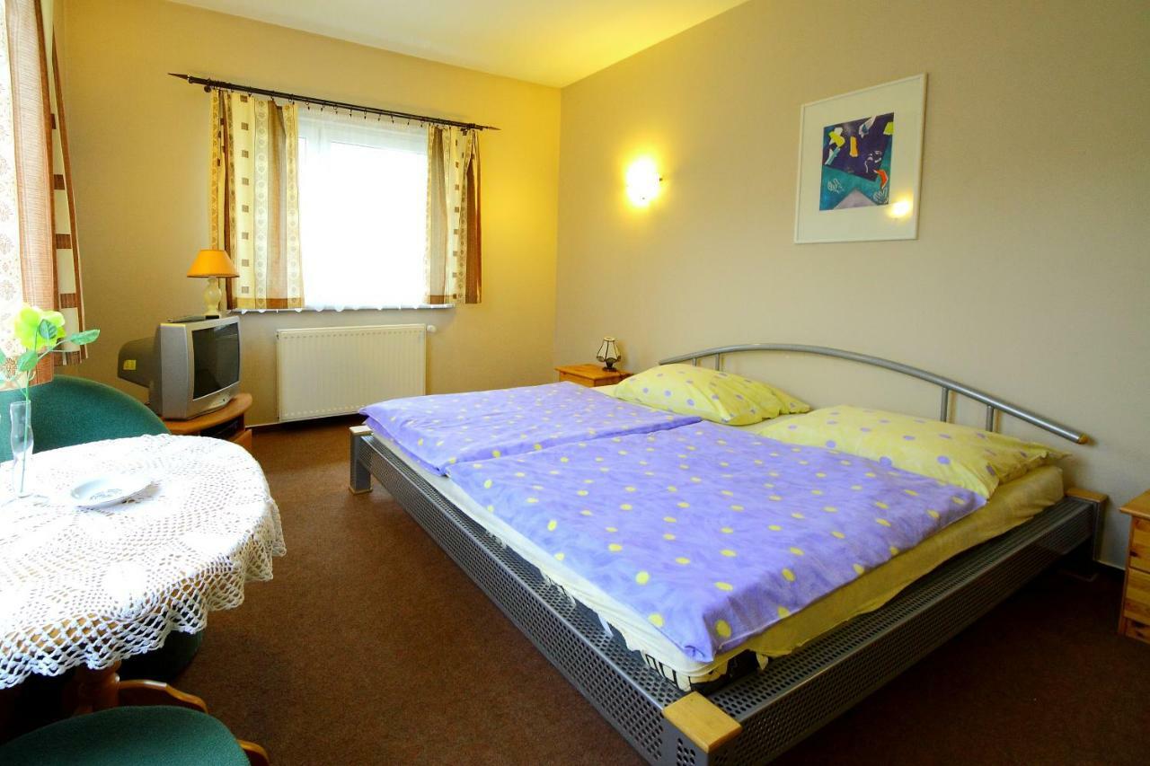 Restaurant & Hostel "Broadway" Kliniska Экстерьер фото