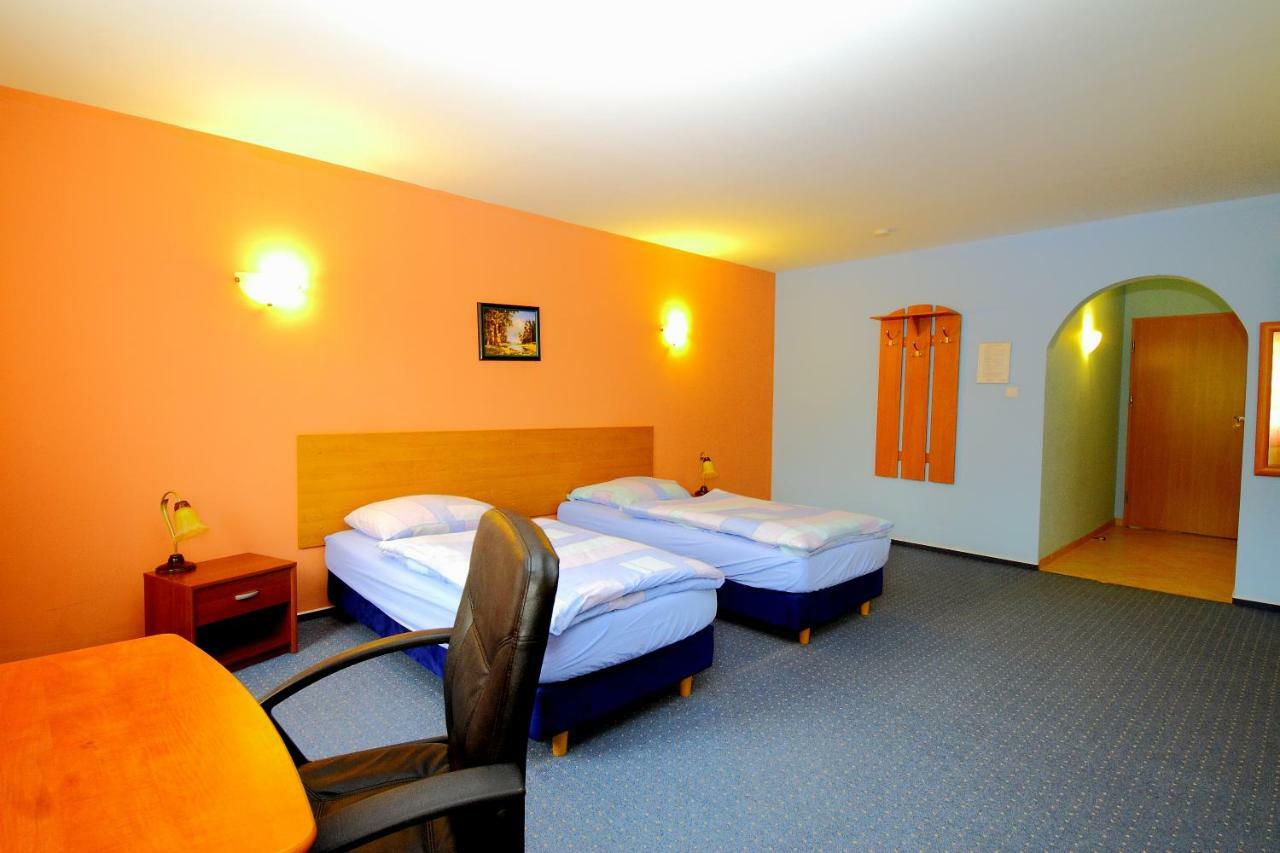 Restaurant & Hostel "Broadway" Kliniska Экстерьер фото