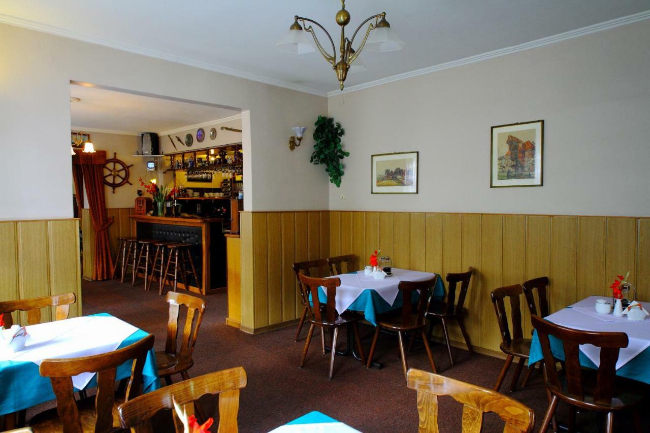 Restaurant & Hostel "Broadway" Kliniska Экстерьер фото