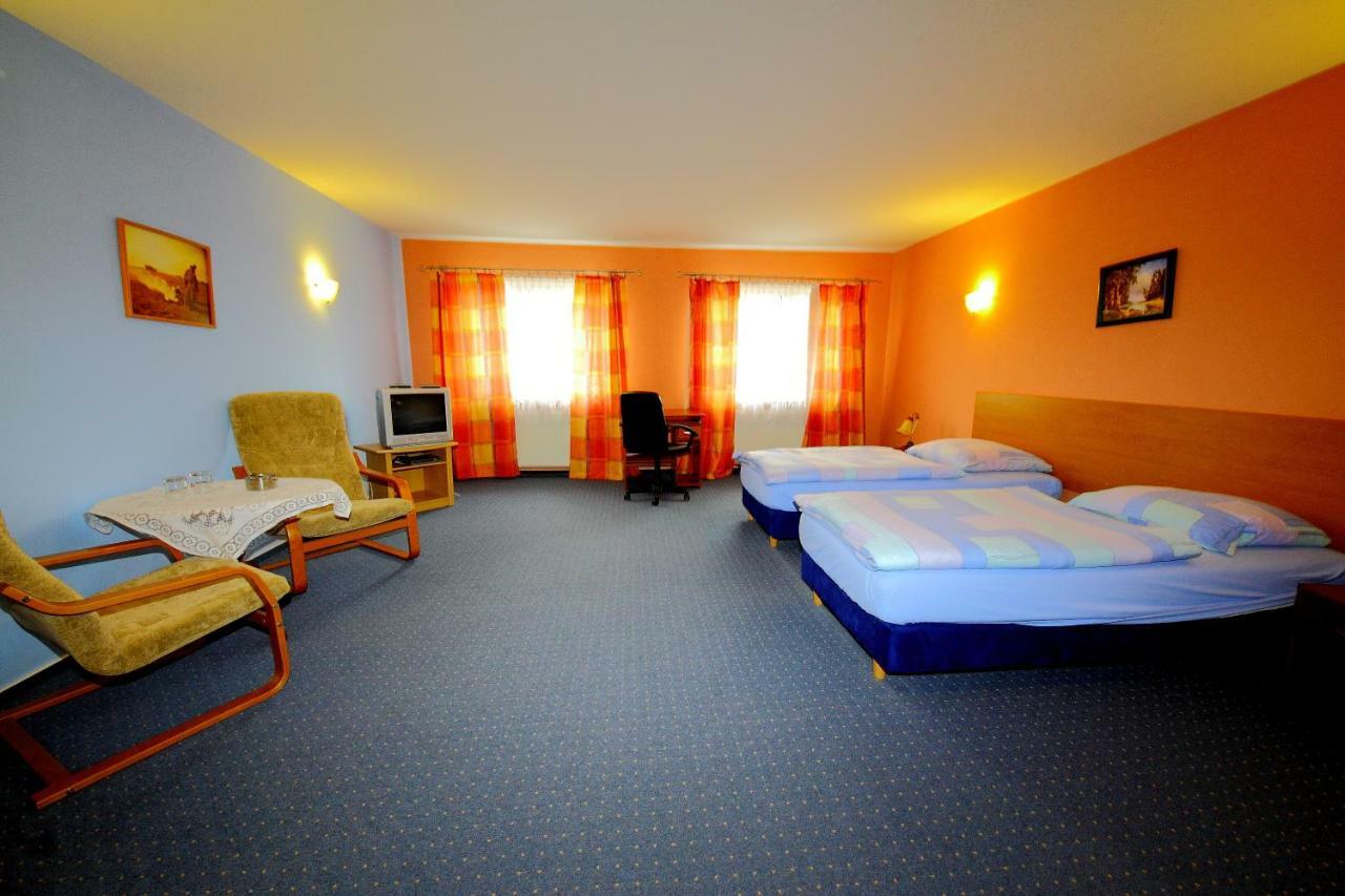 Restaurant & Hostel "Broadway" Kliniska Экстерьер фото